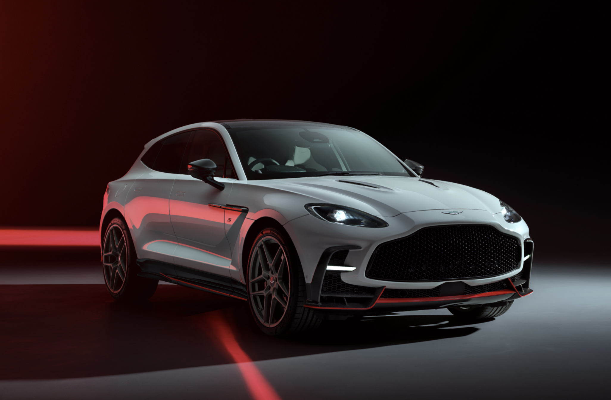За счет технологий от суперкара Valhalla, Aston Martin DBX стал еще мощнее!