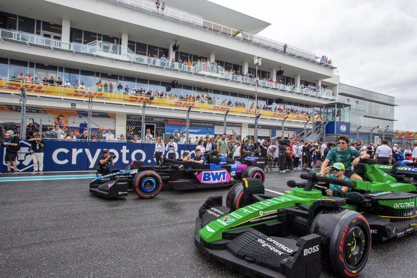 Парад пилотов Формулы-1 состоялся на болидах из лего!