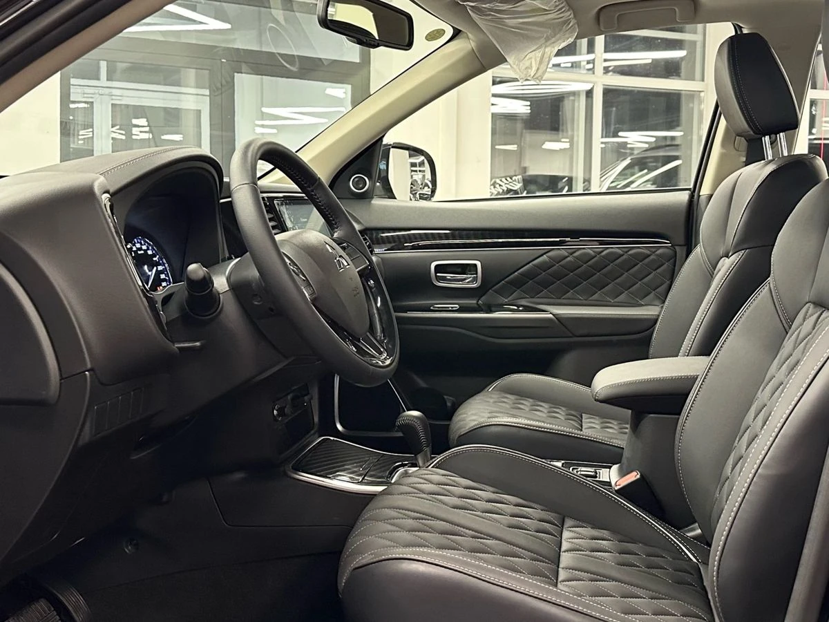 Mitsubishi Outlander, 2022г, передний привод, вариатор