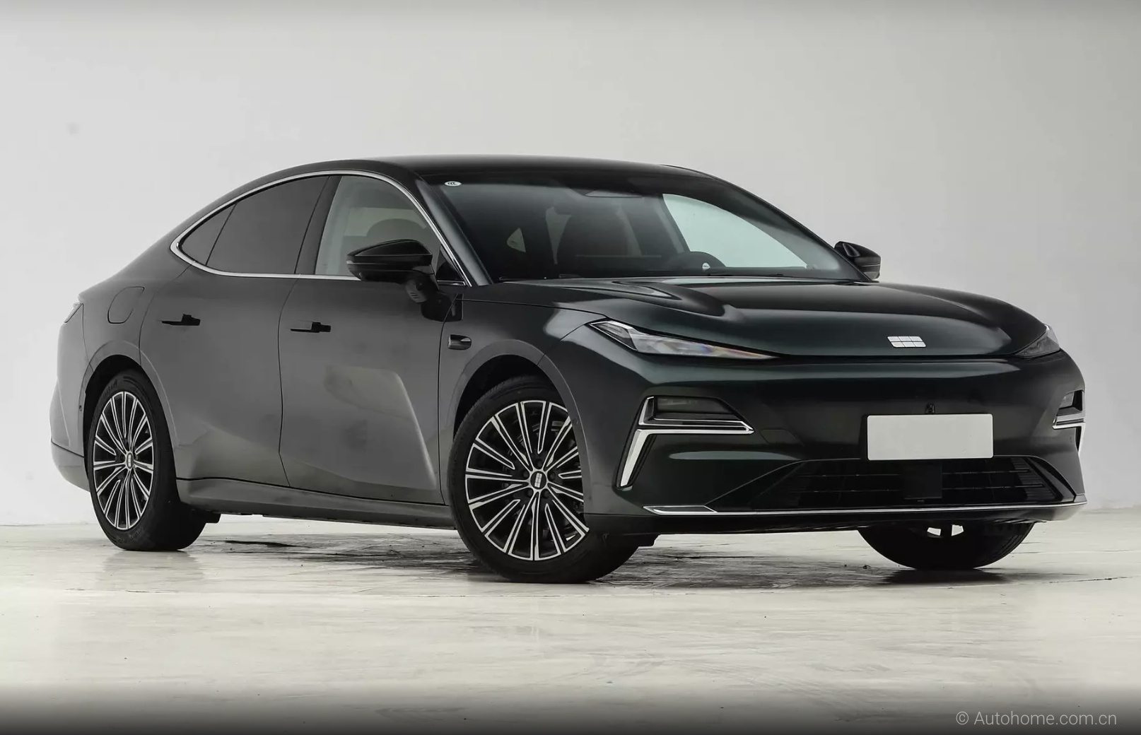 Седан от Geely с запасом хода до 1600 км и ценой до 1.5 миллионов рублей!