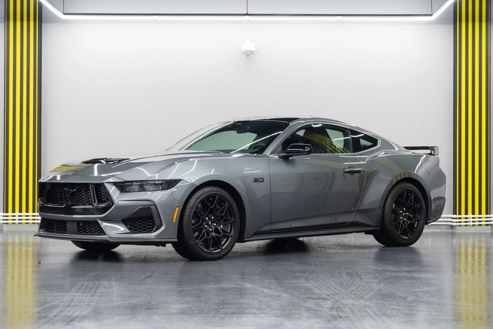 Ford Mustang, 2023г., задний привод, механика