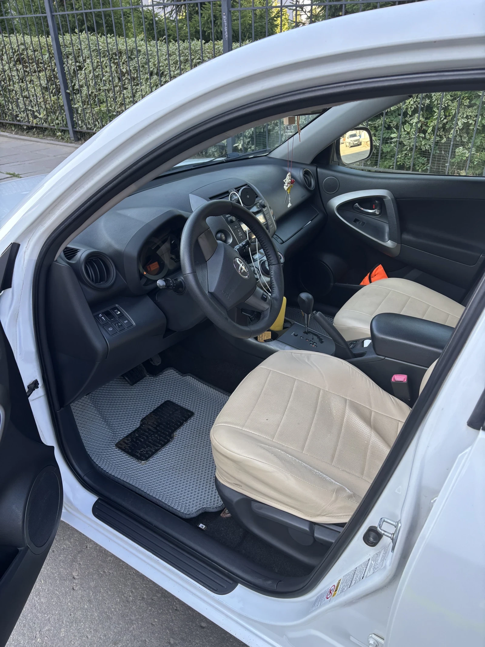 Toyota RAV4, 2012г, полный привод, вариатор