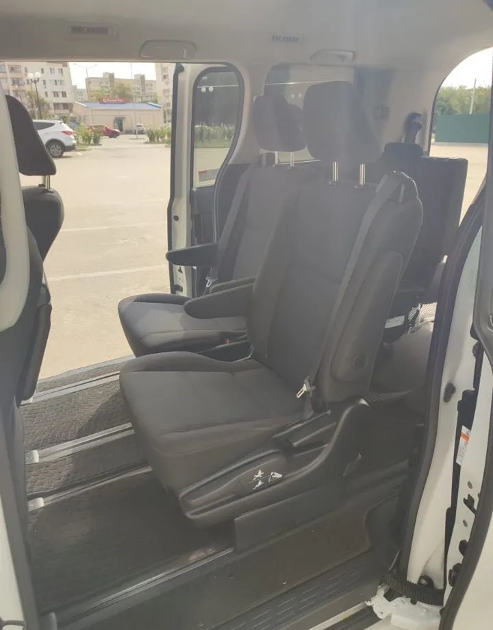 Toyota Voxy, 2017г, передний привод, вариатор