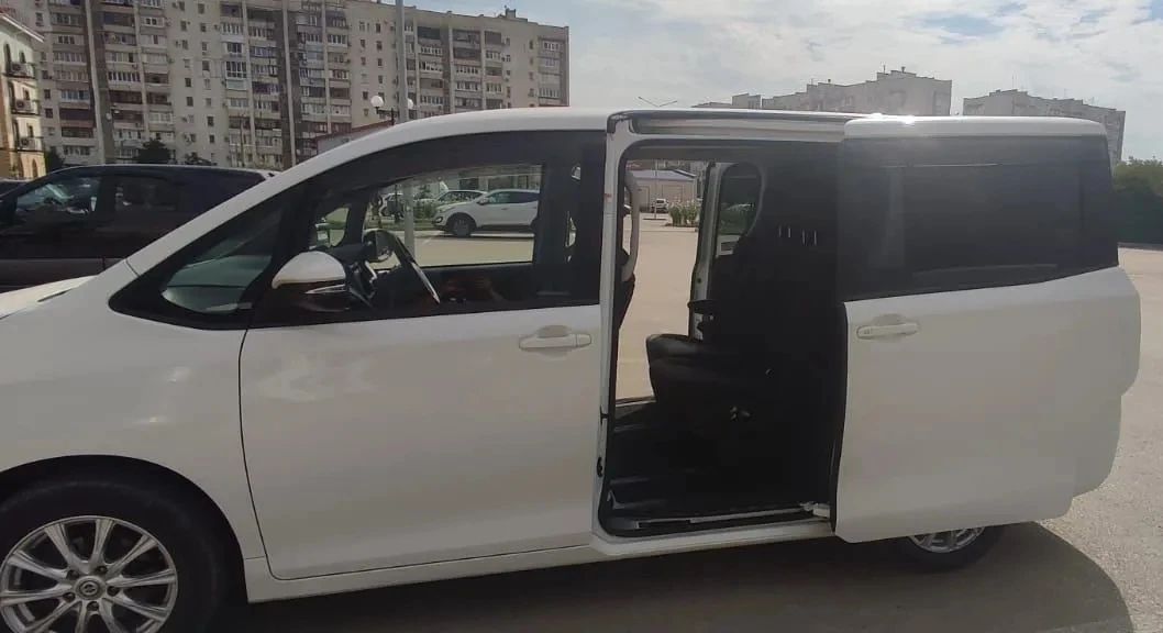 Toyota Voxy, 2017г, передний привод, вариатор
