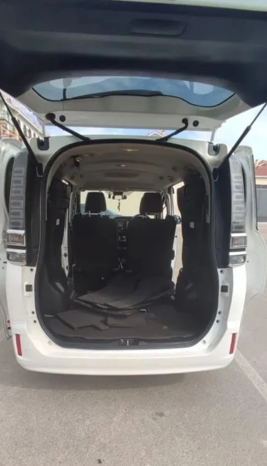 Toyota Voxy, 2017г, передний привод, вариатор