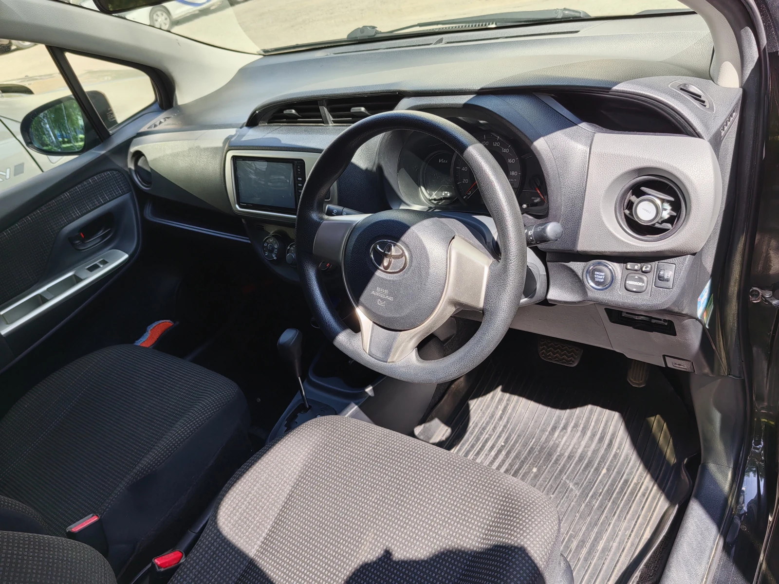 Toyota Vitz, 2015г, передний привод, вариатор