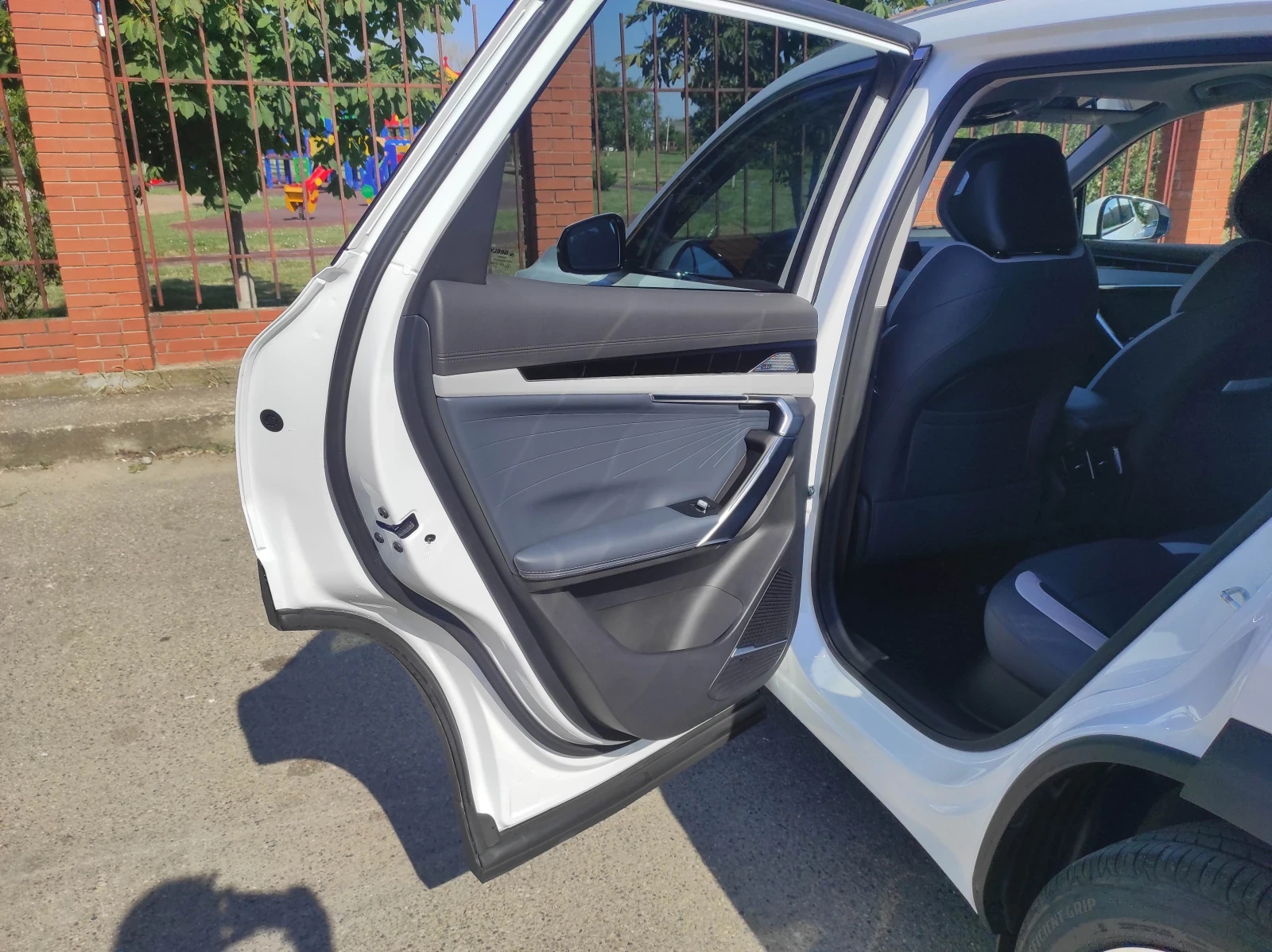 Geely Atlas, 2024г, передний привод, робот