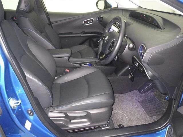 Toyota Prius, 2022г, передний привод, автомат