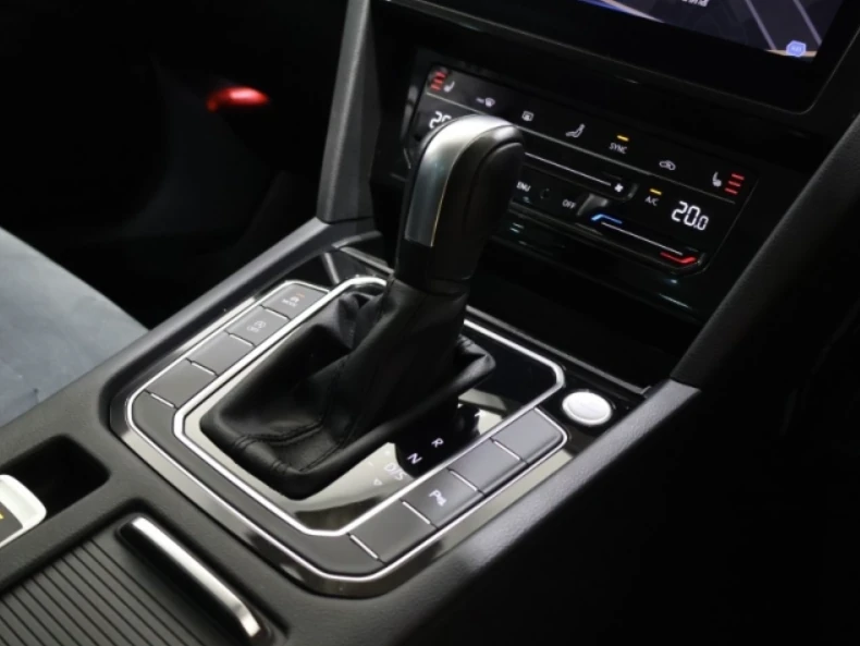 Volkswagen Passat, 2022г, передний привод, робот