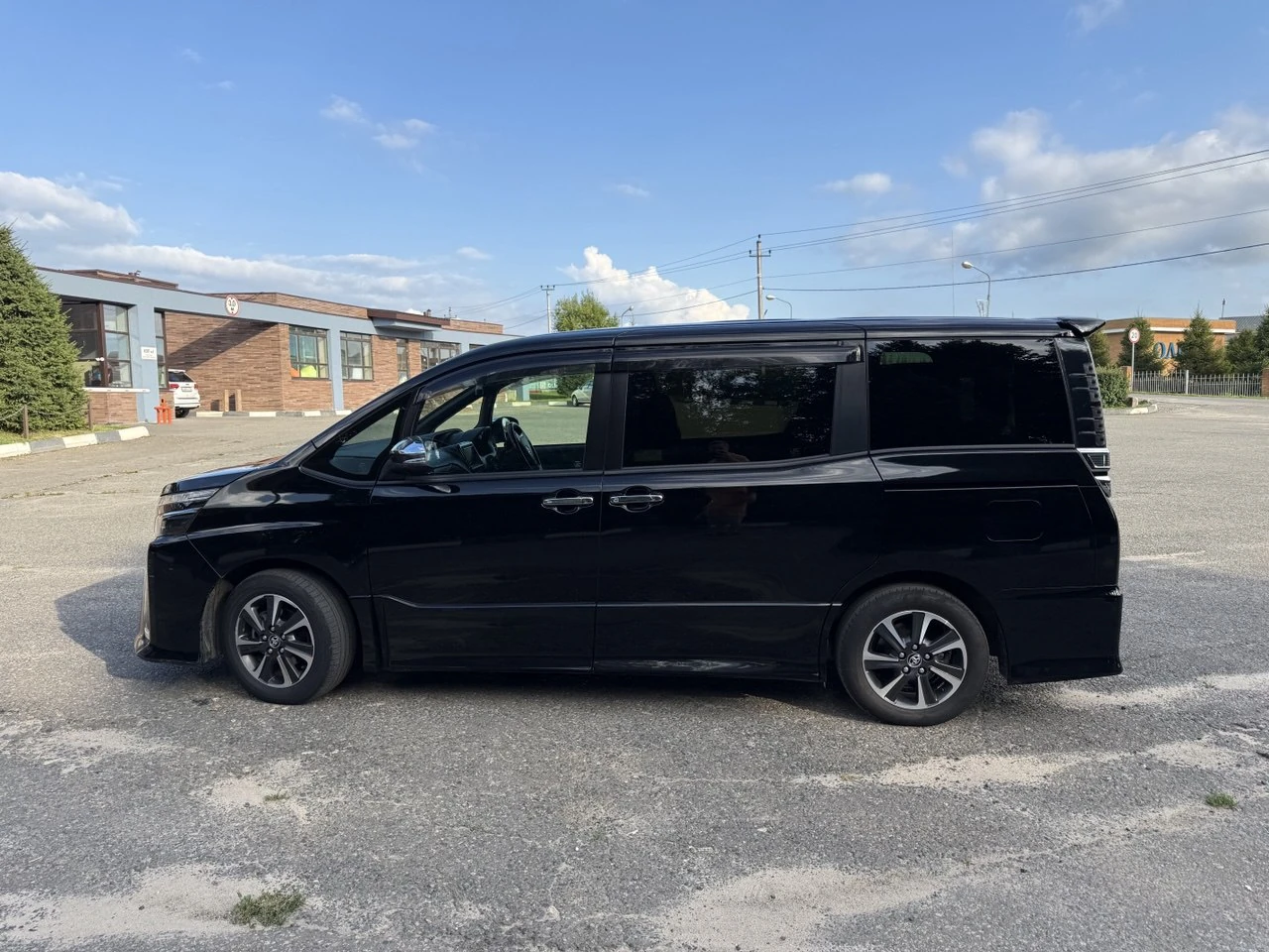 Toyota Voxy, 2019г, передний привод, вариатор