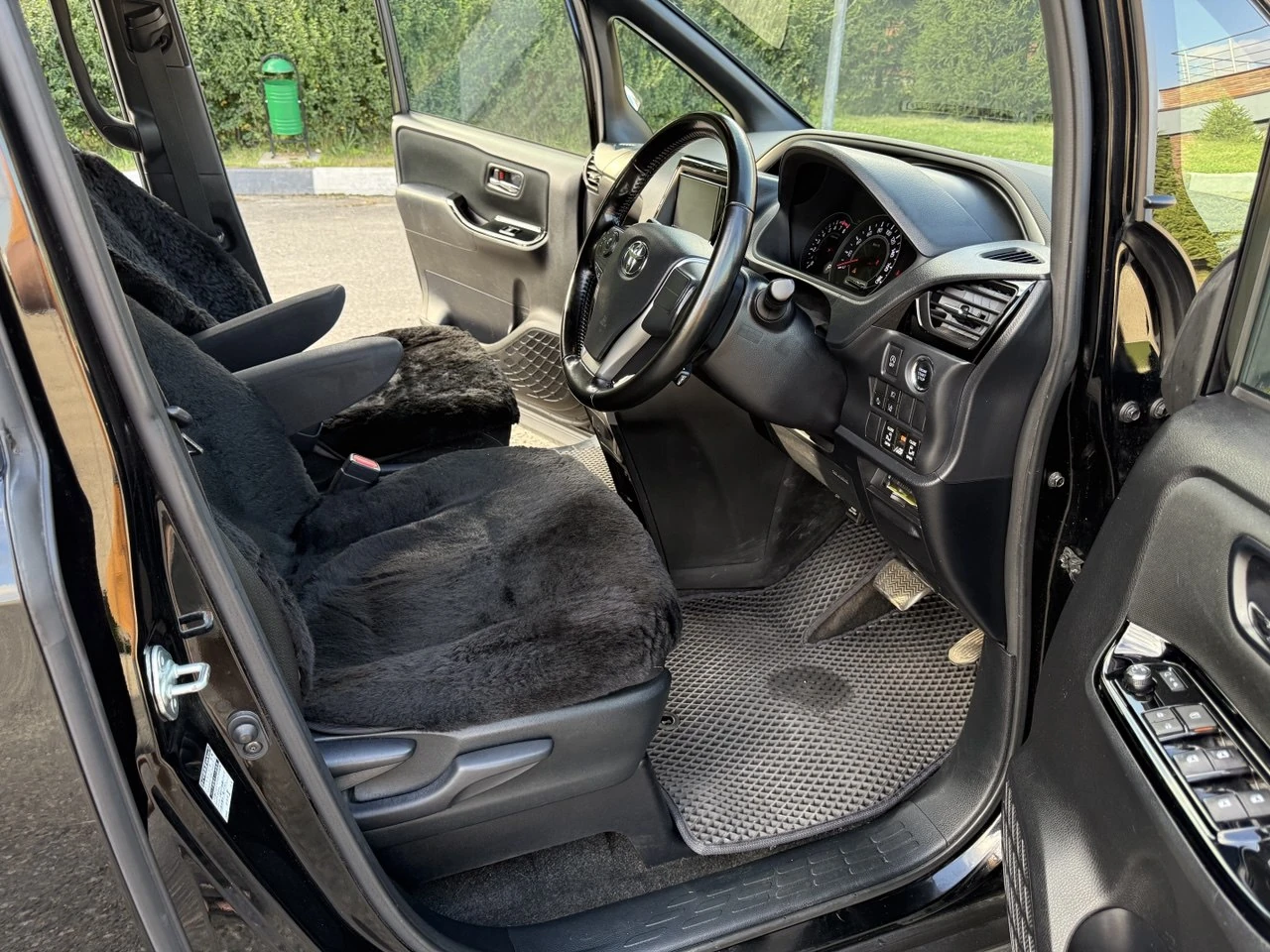 Toyota Voxy, 2019г, передний привод, вариатор