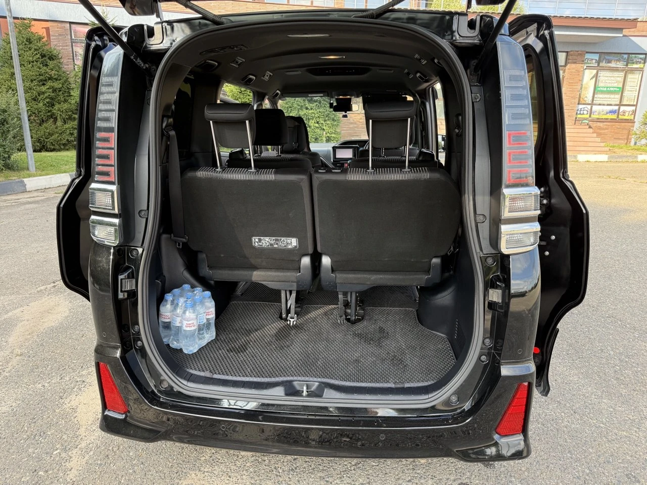 Toyota Voxy, 2019г, передний привод, вариатор