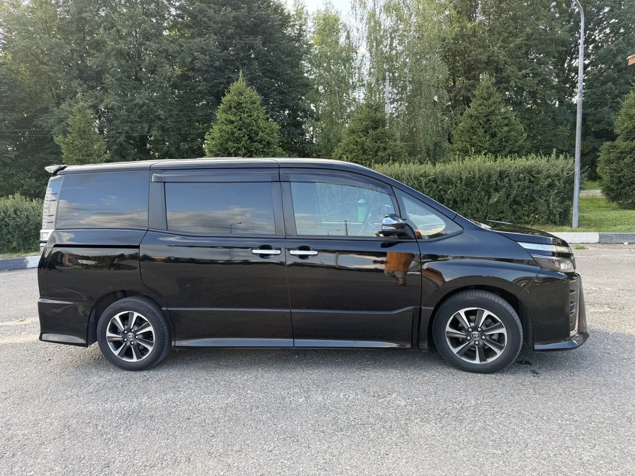 Toyota Voxy, 2019г, передний привод, вариатор