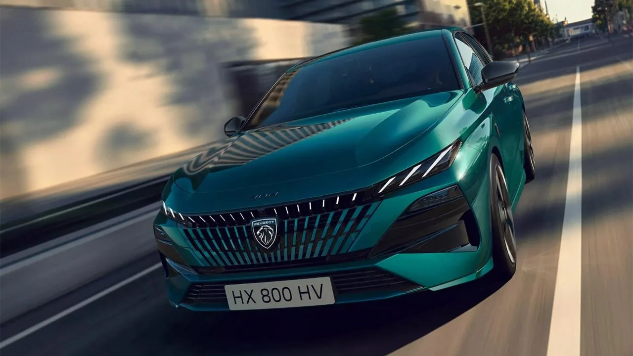 Peugeot представила обновленный хэтчбек и универсал 308.