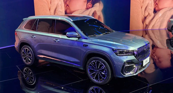 Компания Geely презентовала обновленный кроссовер Monjaro в Китае.