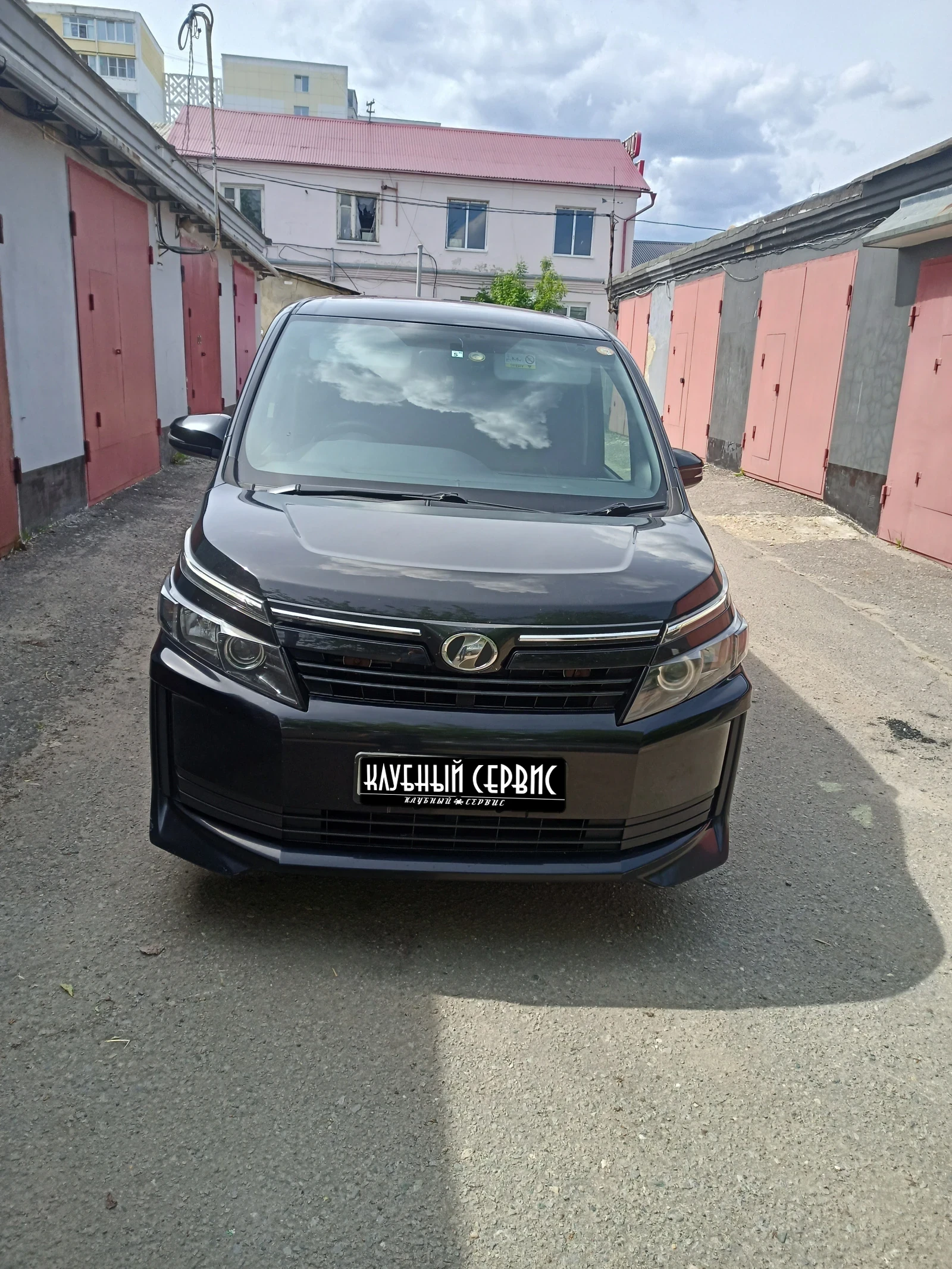 Toyota Voxy, 2014г, передний привод, вариатор