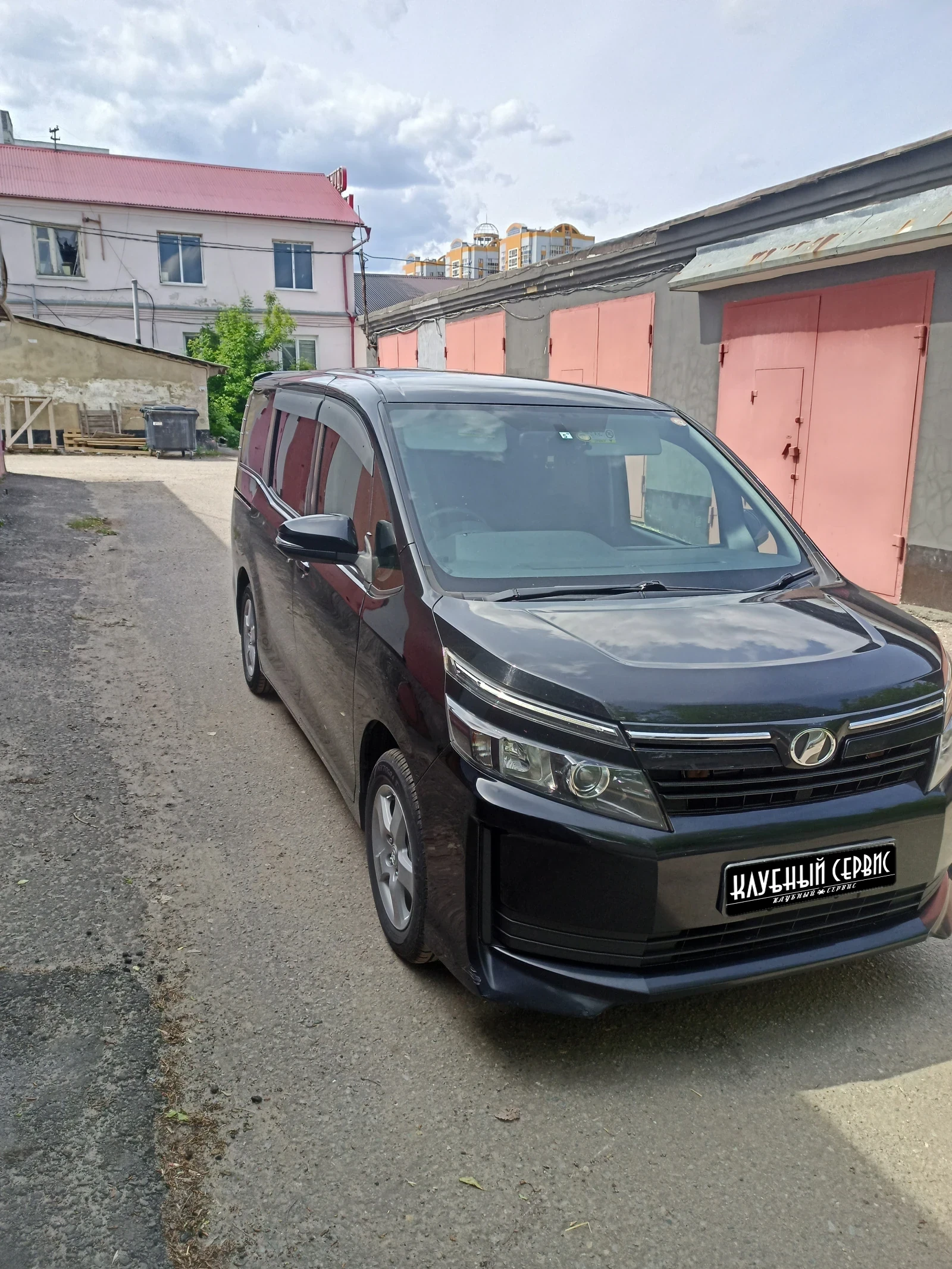 Toyota Voxy, 2014г, передний привод, вариатор