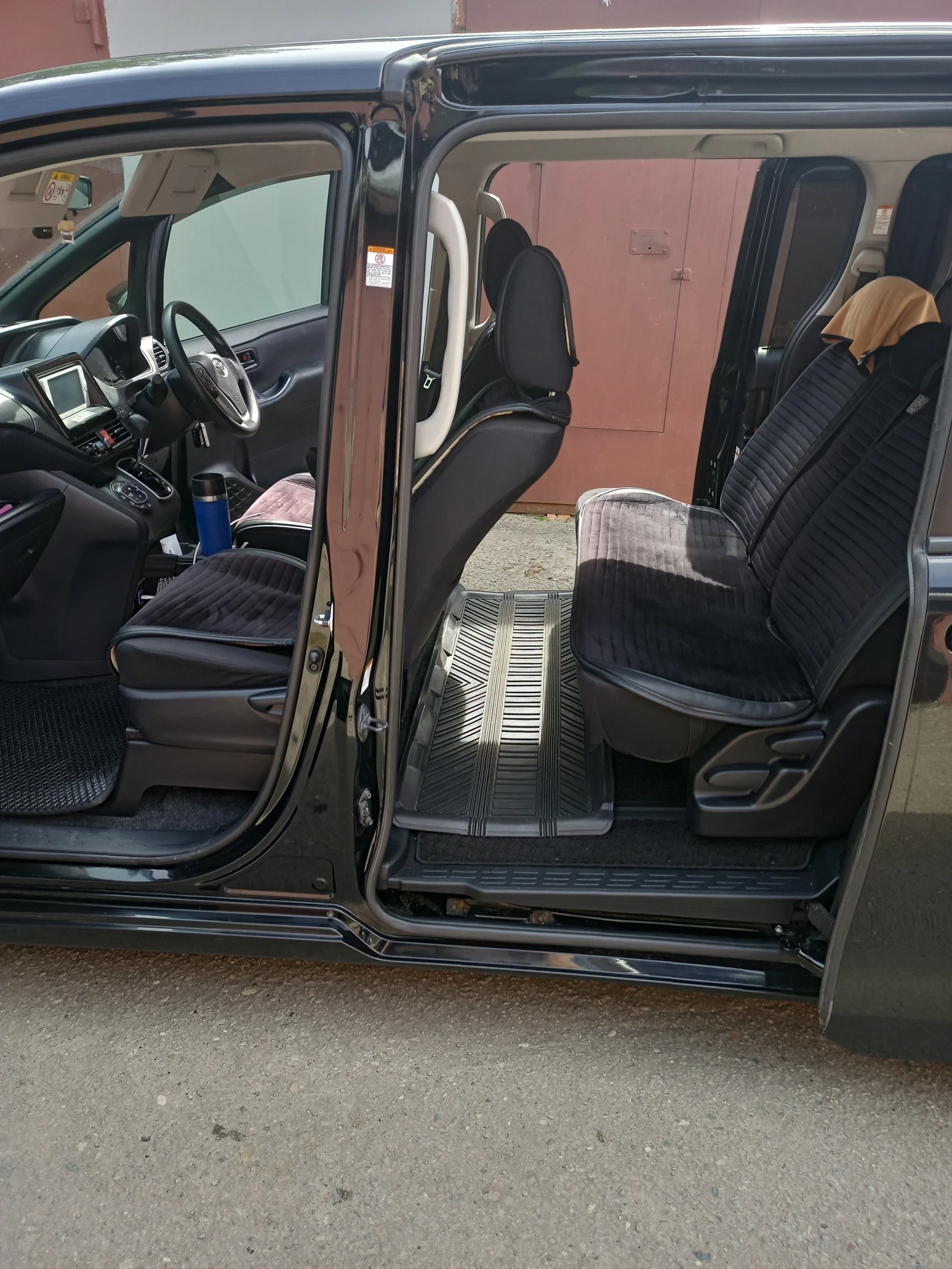 Toyota Voxy, 2014г, передний привод, вариатор