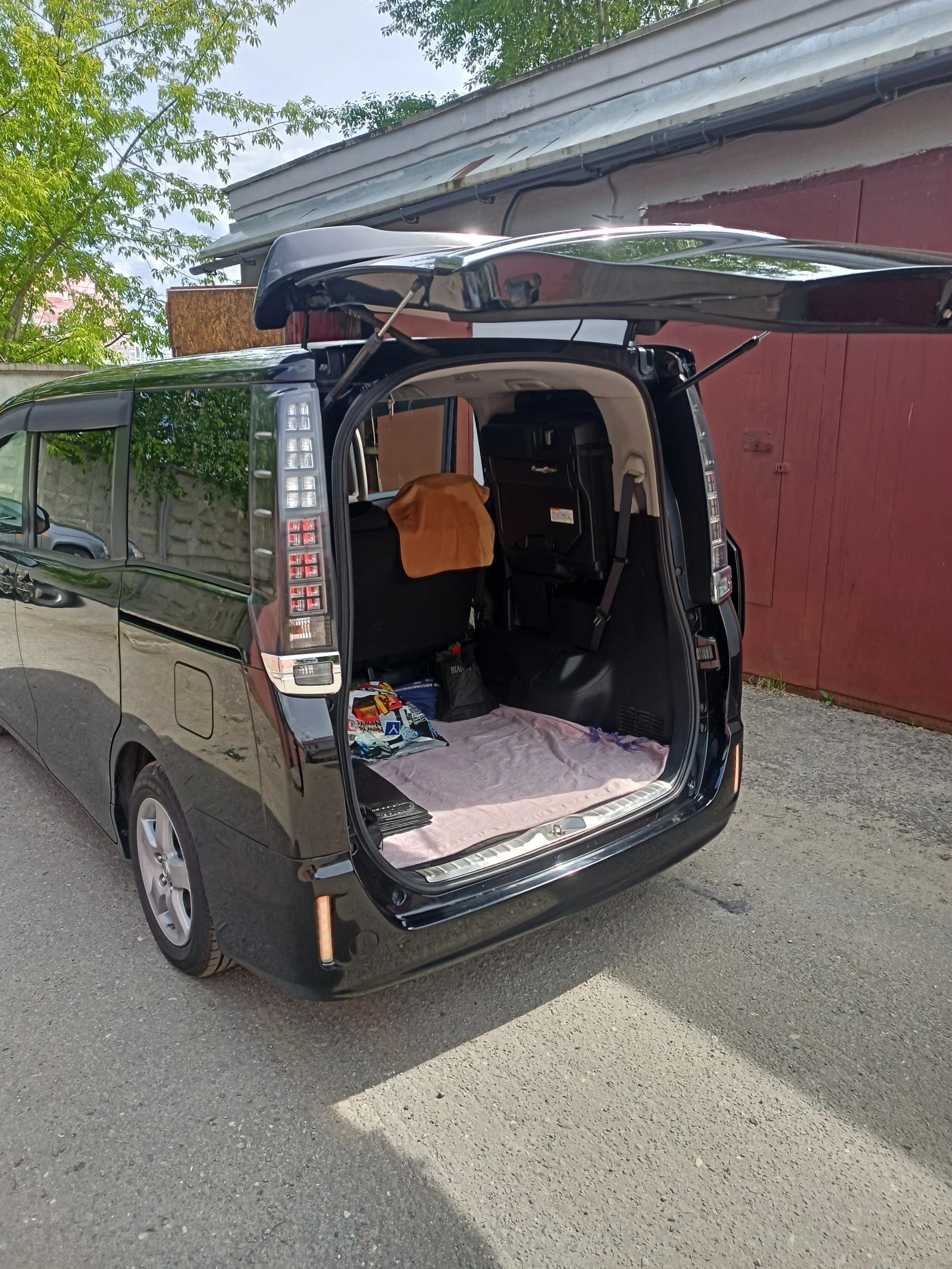 Toyota Voxy, 2014г, передний привод, вариатор