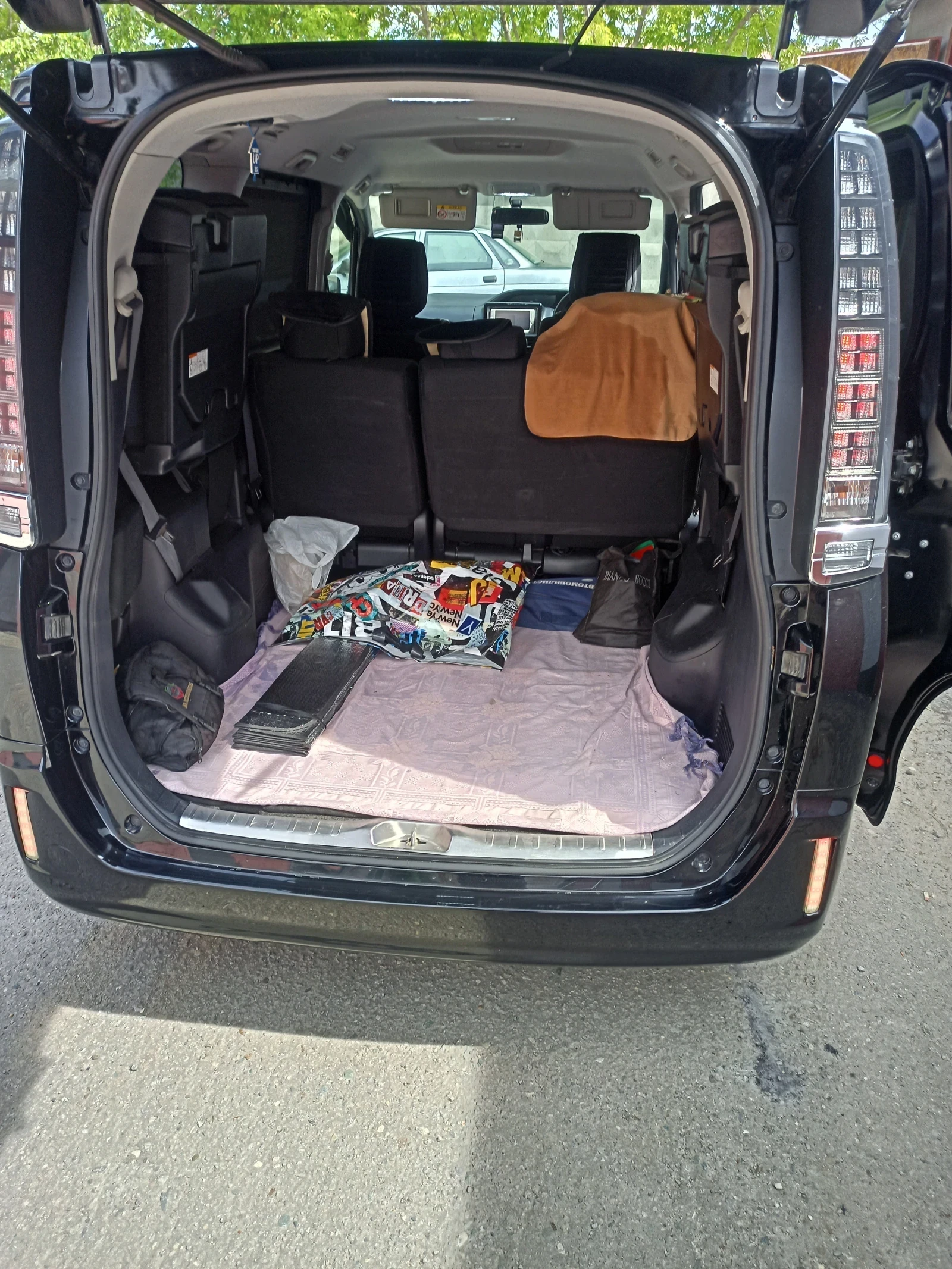 Toyota Voxy, 2014г, передний привод, вариатор