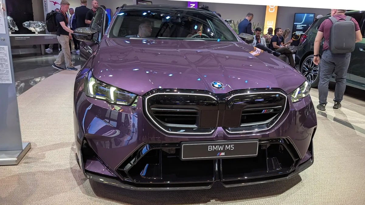 На выставке IAA Mobility 2025 в Мюнхене BMW представила новый универсал M5 Touring.