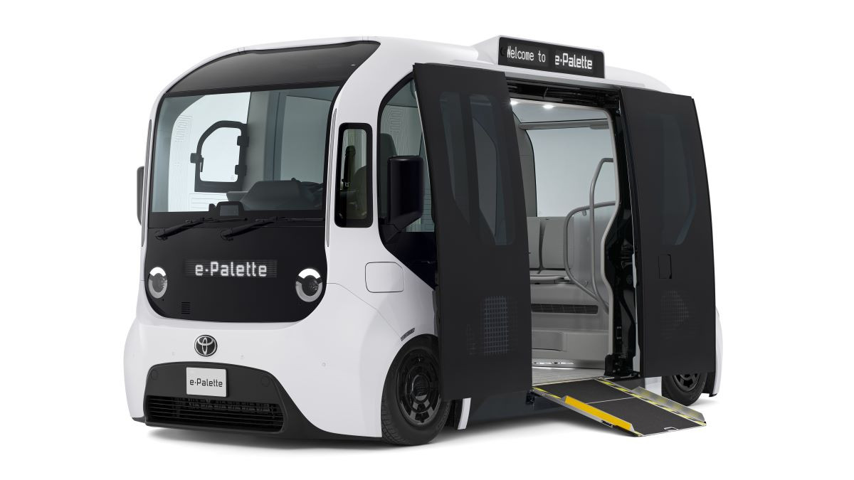 Toyota впервые представила серийную версию электробуса e-Palette, созданного спустя семь лет после прототипа.
