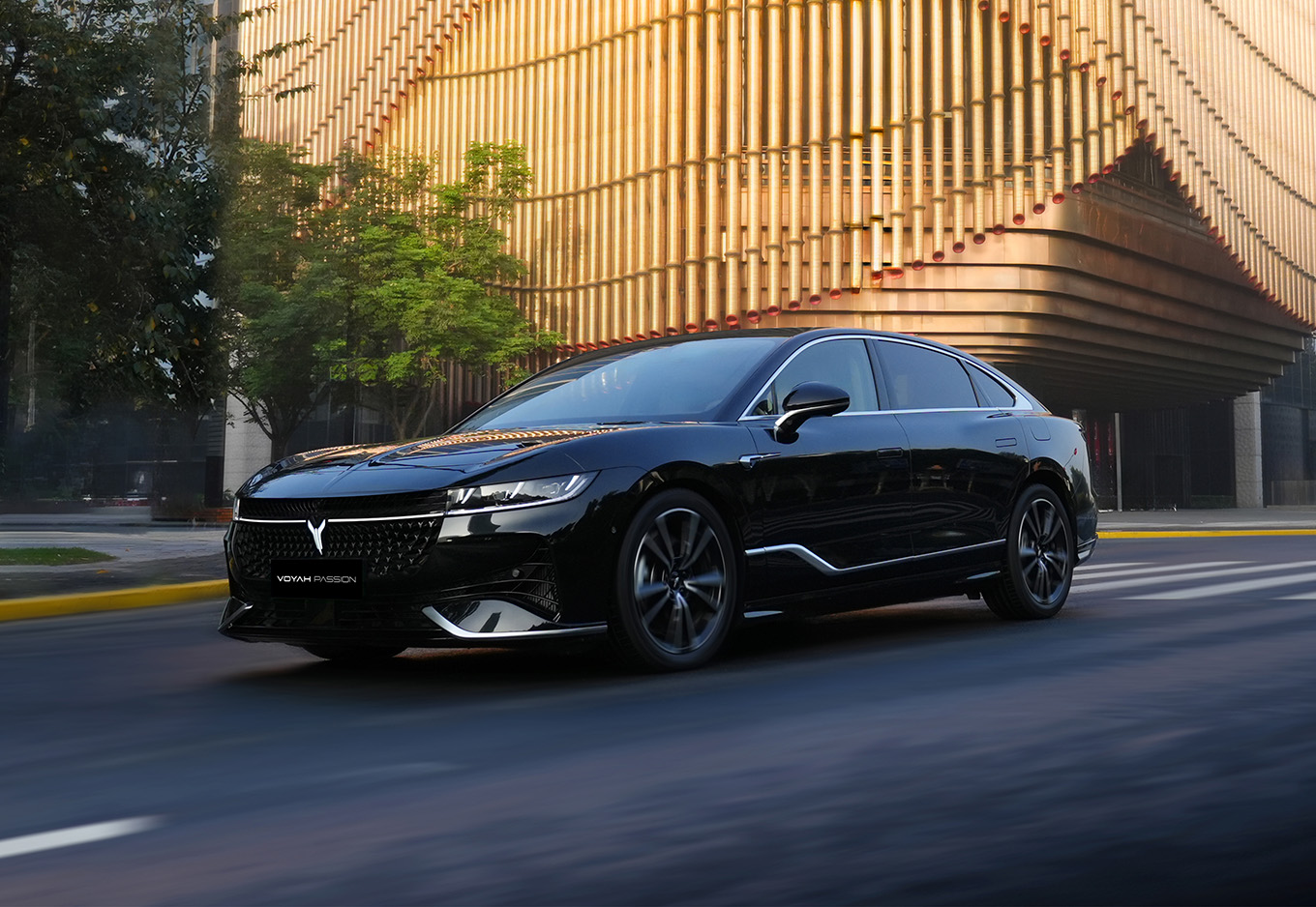 В России стартовали продажи гибридного кроссовера Voyah Passion EVR.