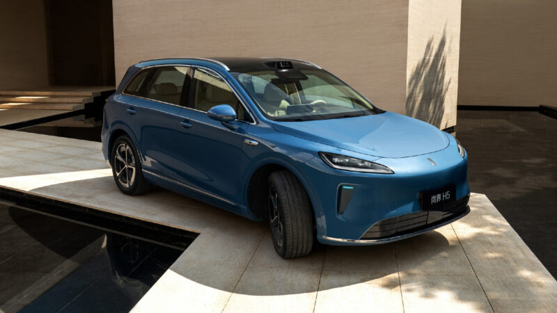 В Китае презентирован новый среднеразмерный кроссовер SAIC H5, созданный совместно Huawei и SAIC.