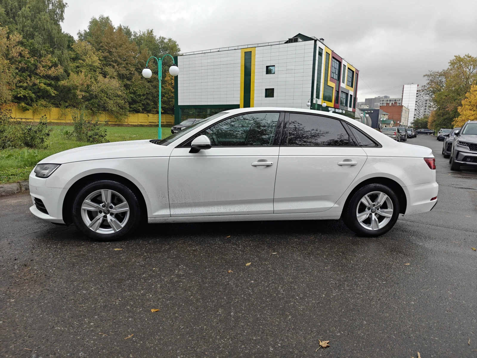 Audi A4, 2019г, передний привод, робот