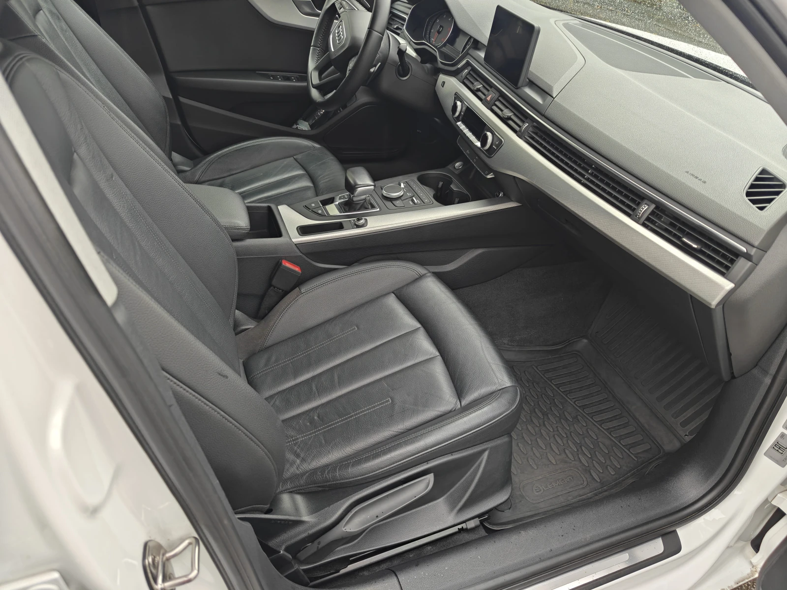 Audi A4, 2019г, передний привод, робот