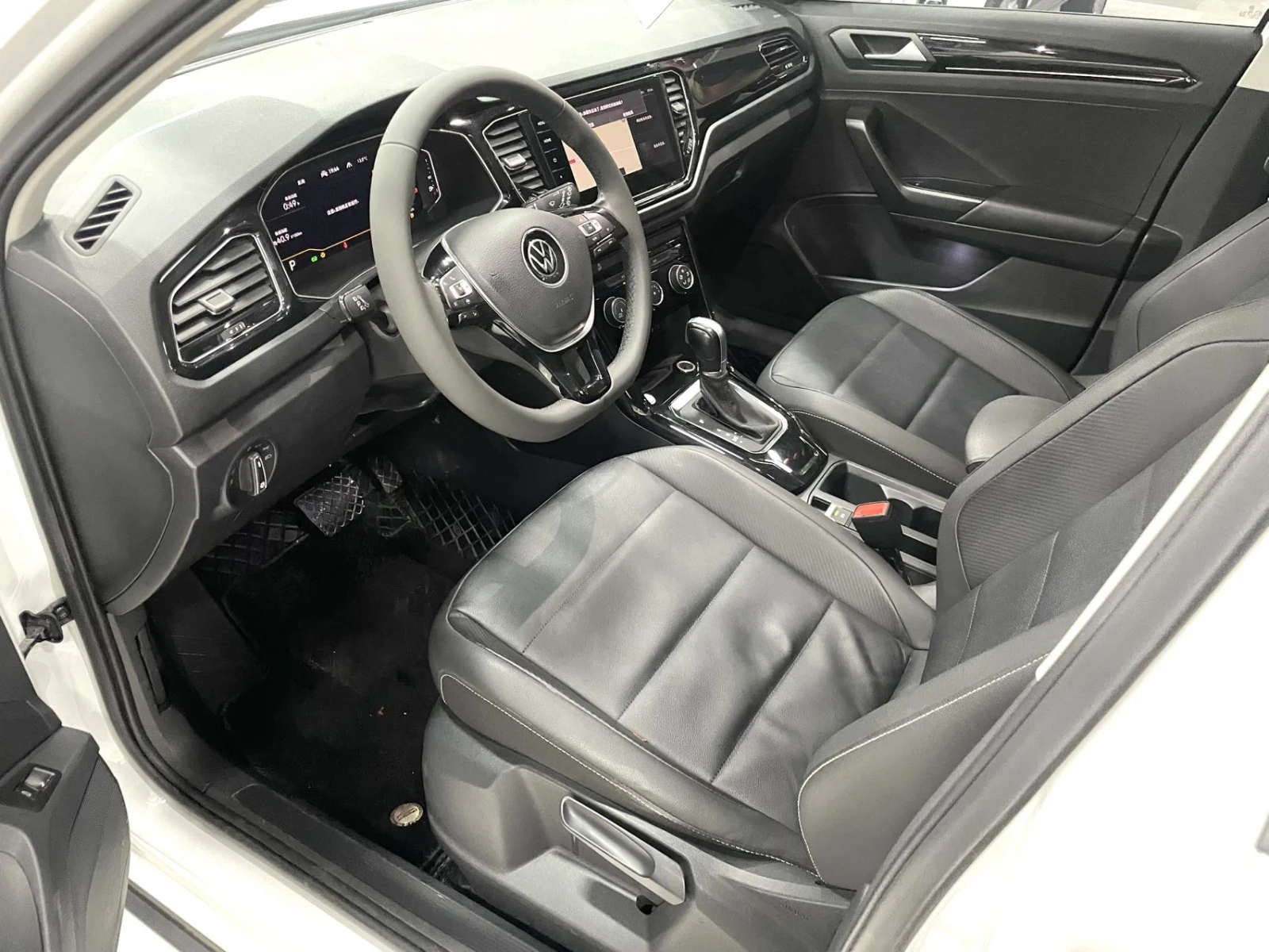 Volkswagen T-Roc, 2022г, полный привод, робот