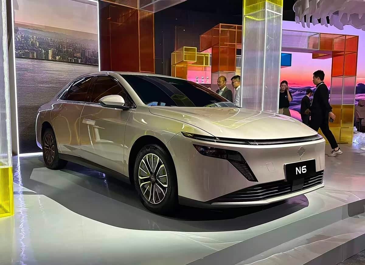 Компания Dongfeng Nissan представила два новых автомобиля.