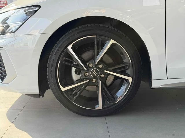 Audi A3, 2023г, передний привод, робот