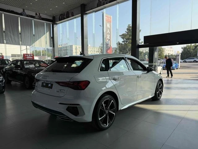 Audi A3, 2023г, передний привод, робот