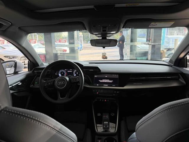 Audi A3, 2023г, передний привод, робот