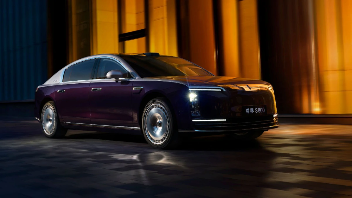 В российских автосалонах появились люксовые седаны Maextro S800.