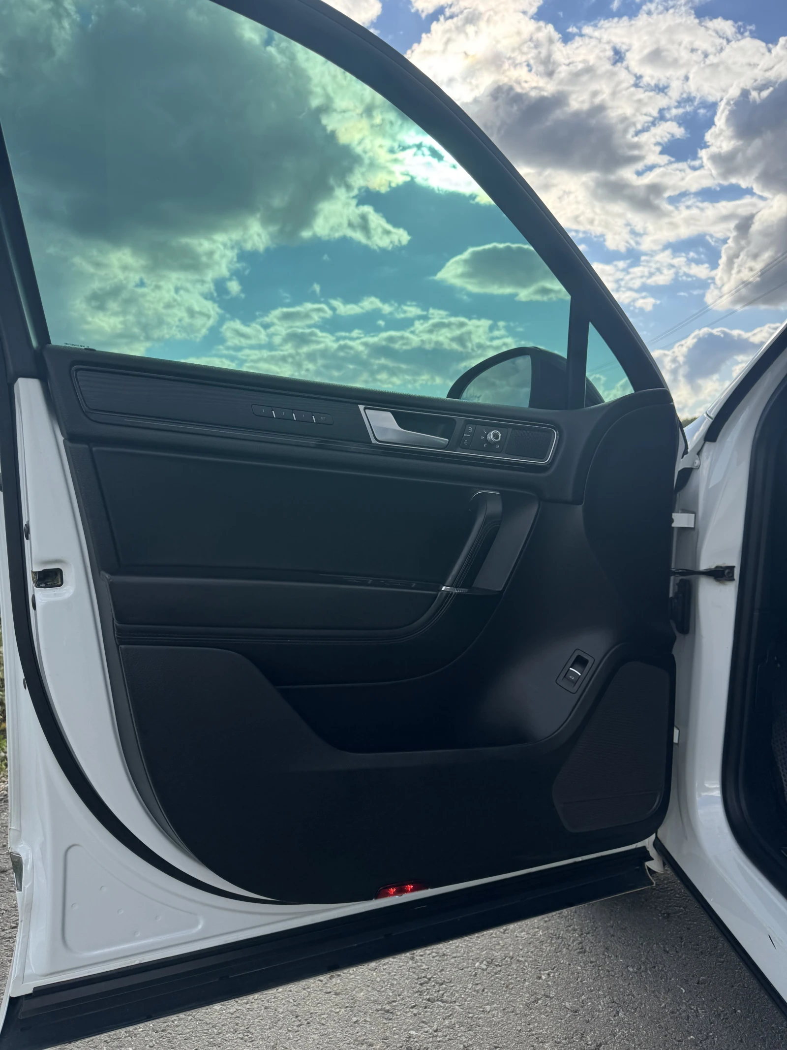 Volkswagen Touareg, 2017г, полный привод, автомат