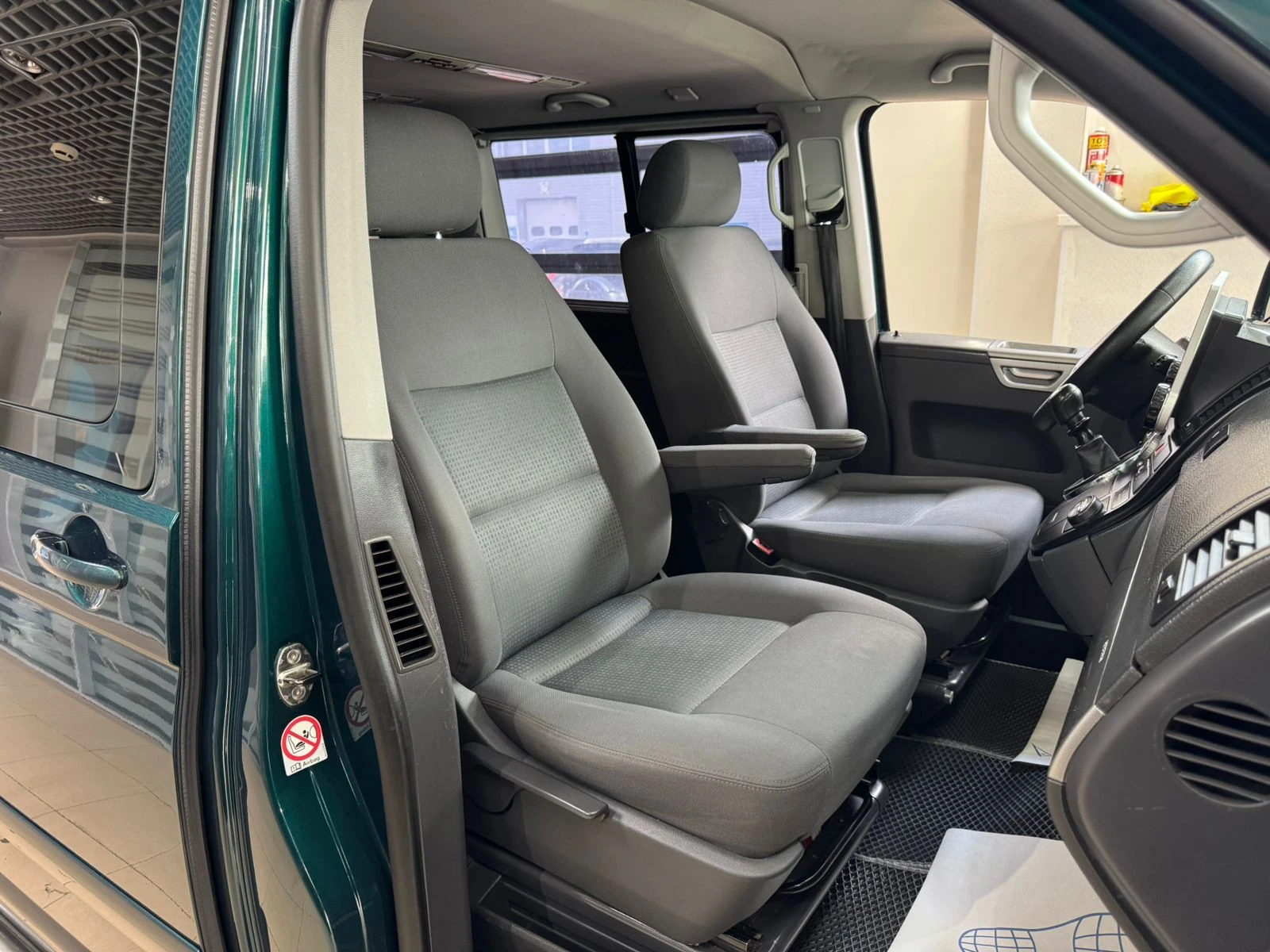 Volkswagen Multivan, 2003г, передний привод, механика