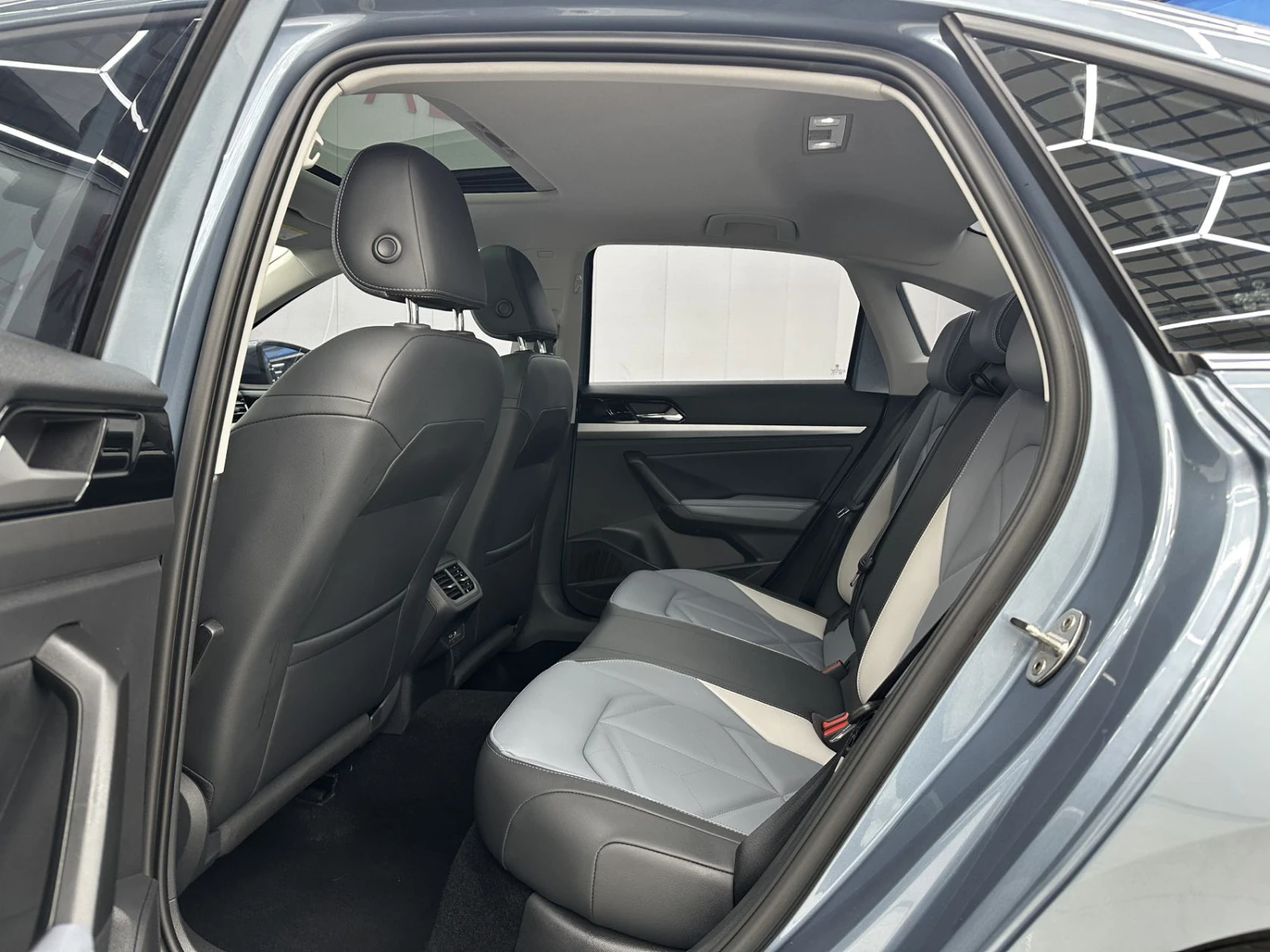 Volkswagen Lavida, 2022г, передний привод, робот