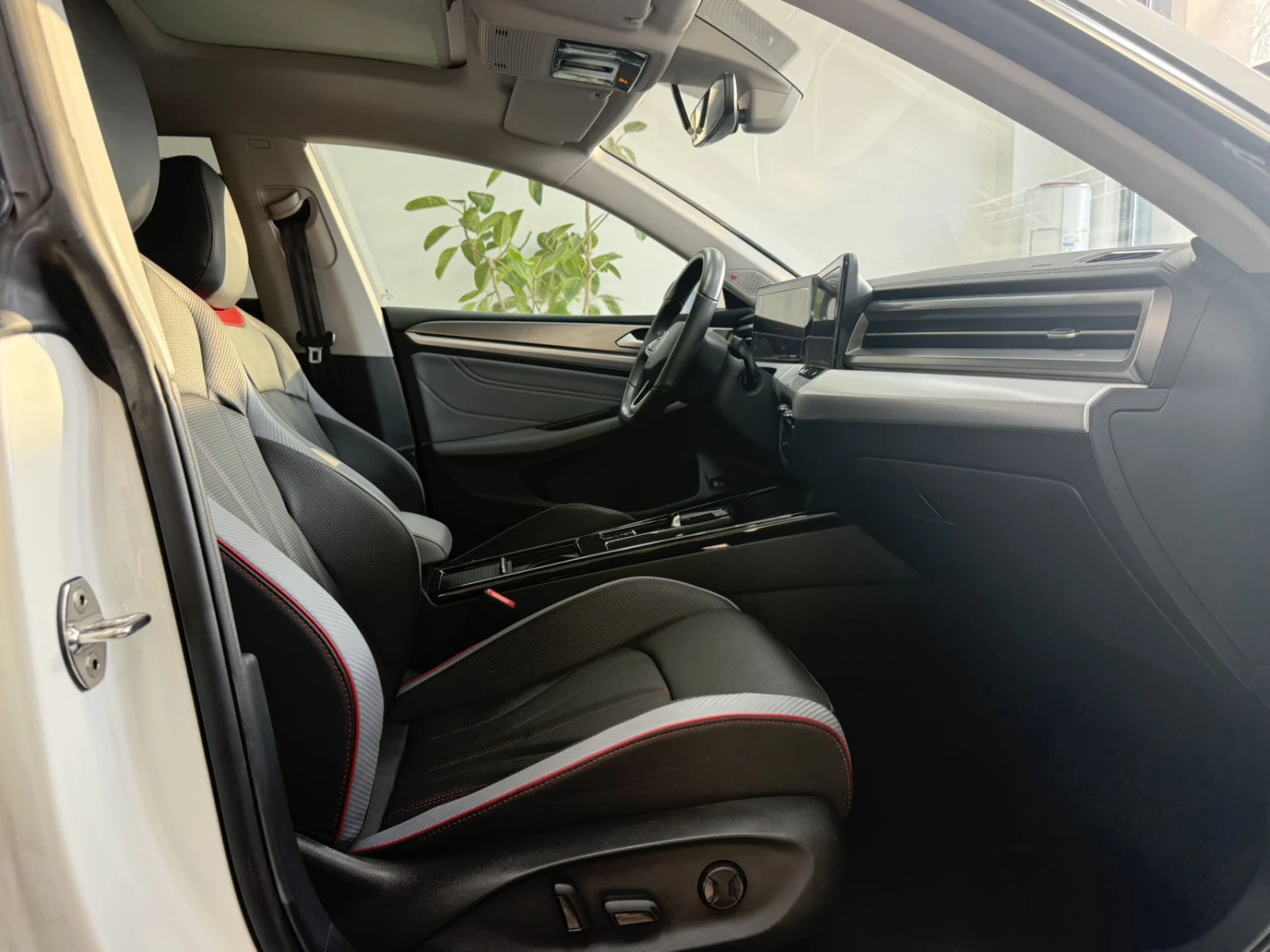 Volkswagen Lamando, 2022г, передний привод, робот