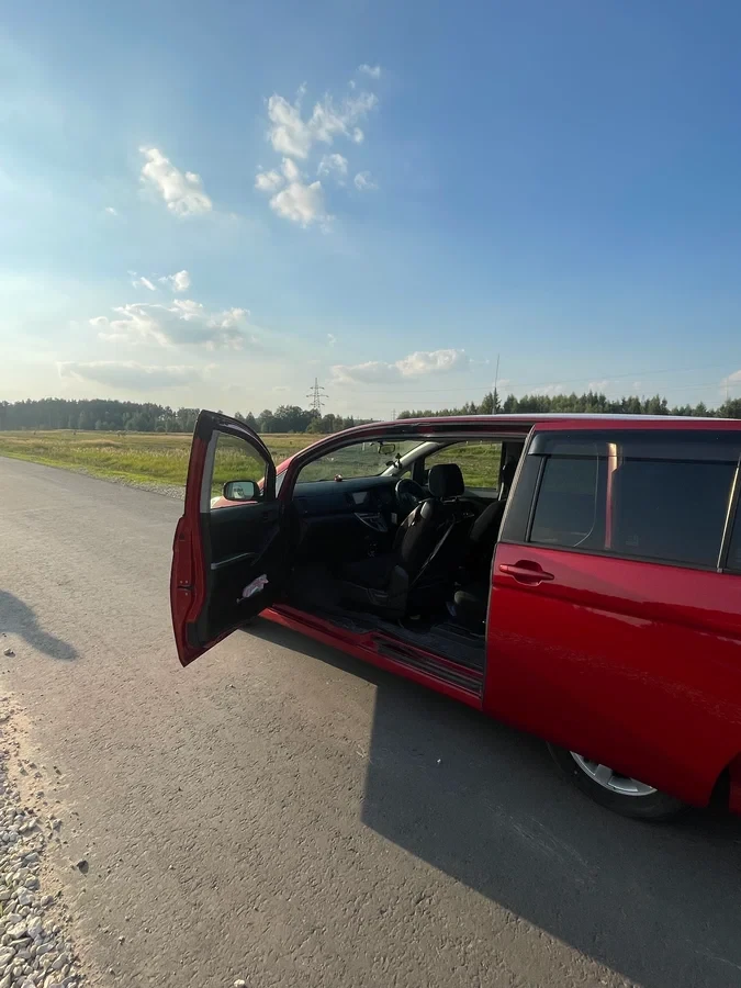 Toyota ISis, 2011г, передний привод, вариатор