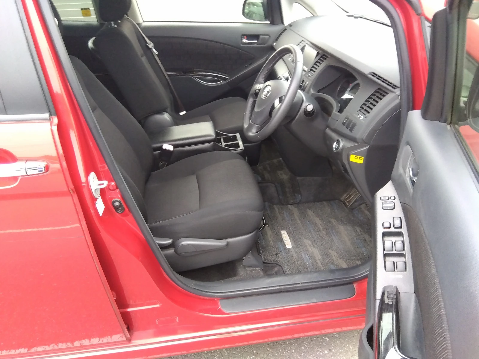 Toyota ISis, 2011г, передний привод, вариатор