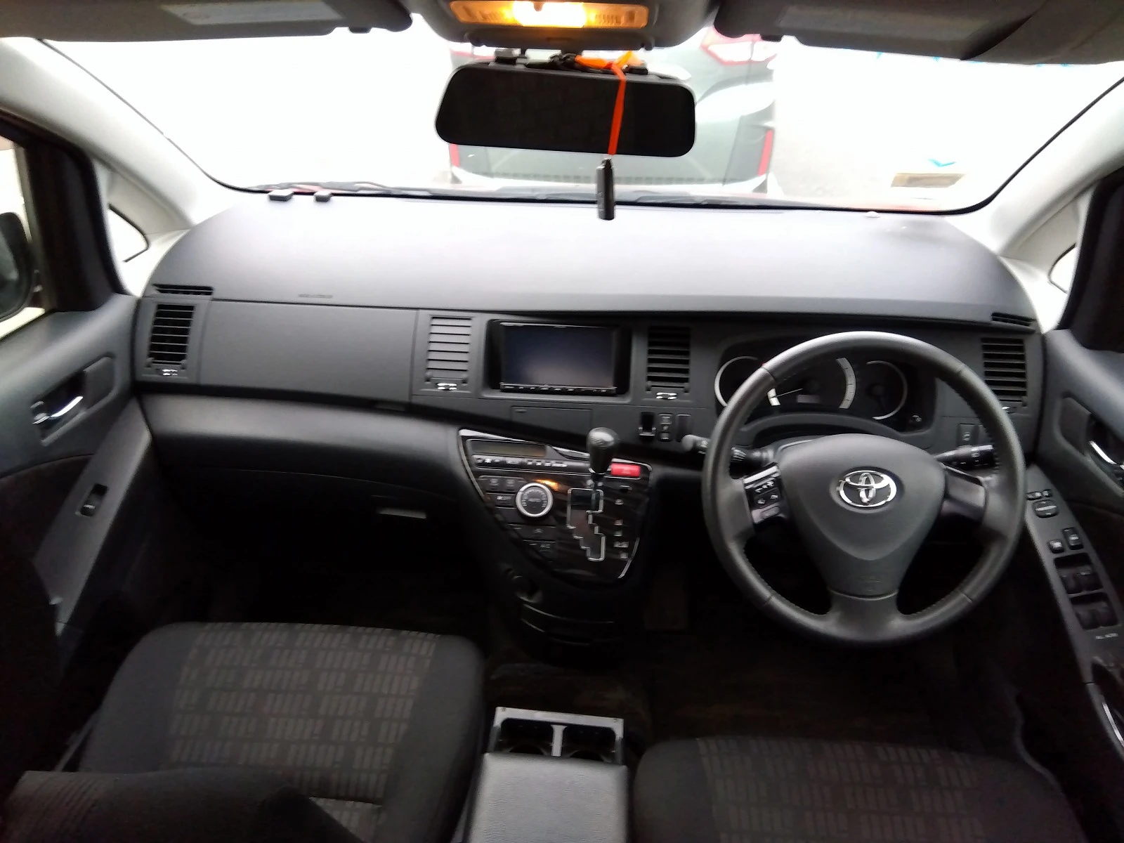 Toyota ISis, 2011г, передний привод, вариатор