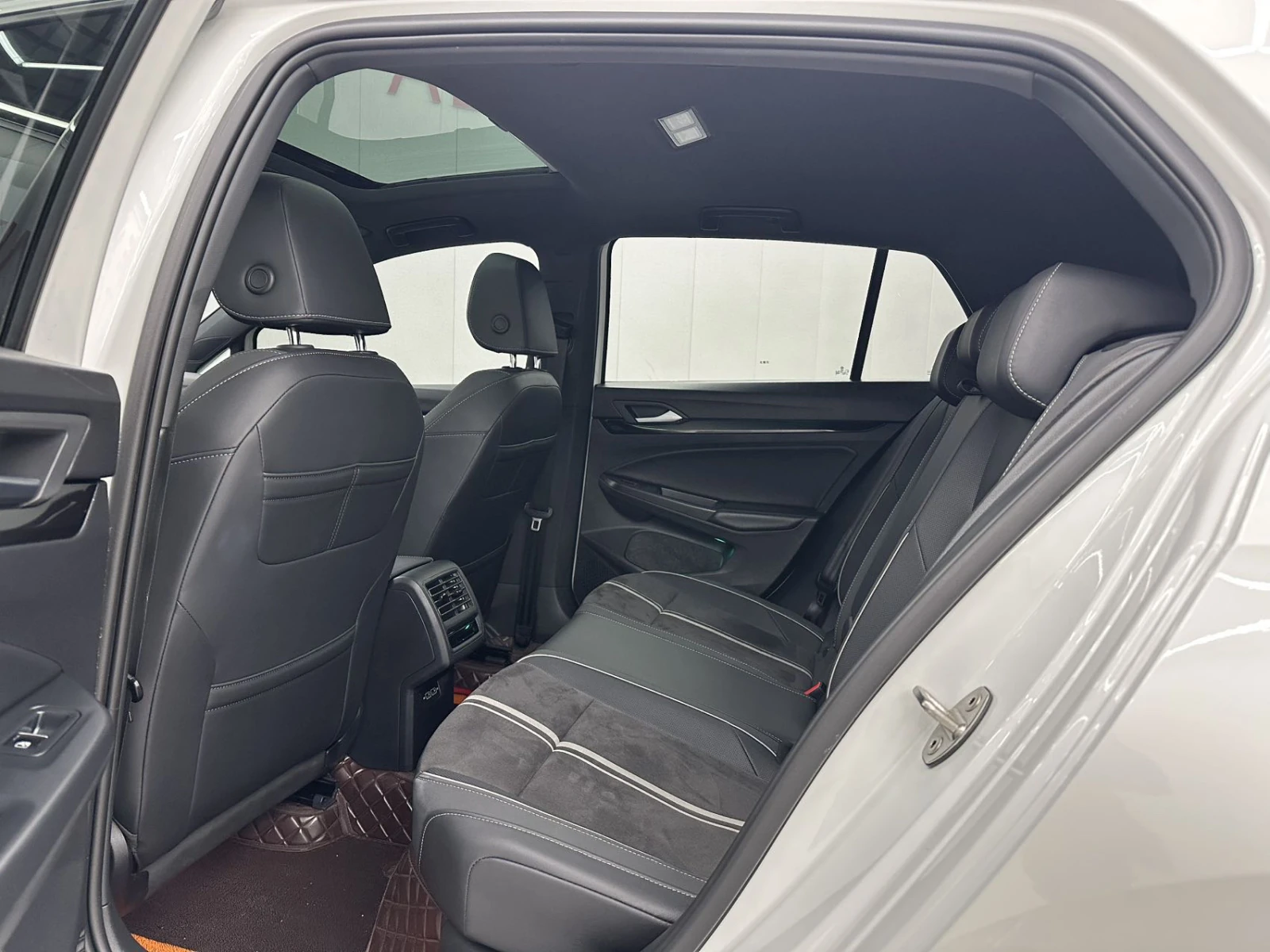 Volkswagen Golf, 2023г, передний привод, робот