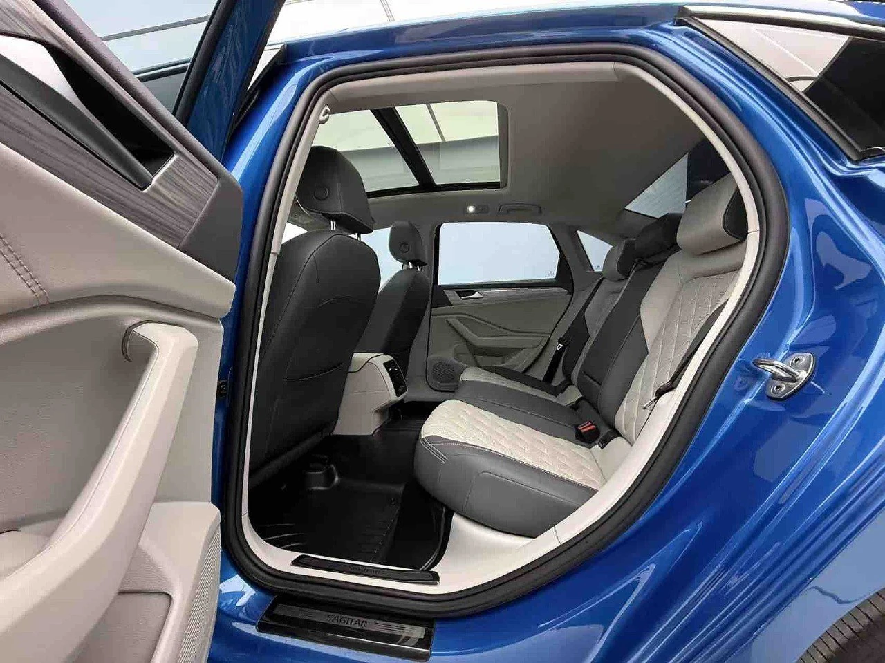 Volkswagen Sagitar, 2022г, передний привод, робот