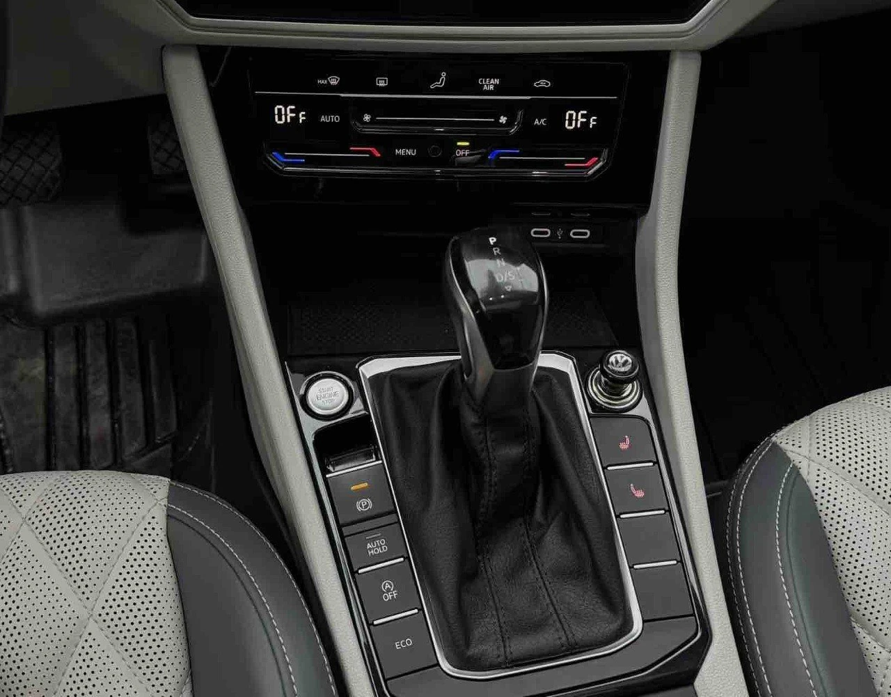 Volkswagen Sagitar, 2022г, передний привод, робот