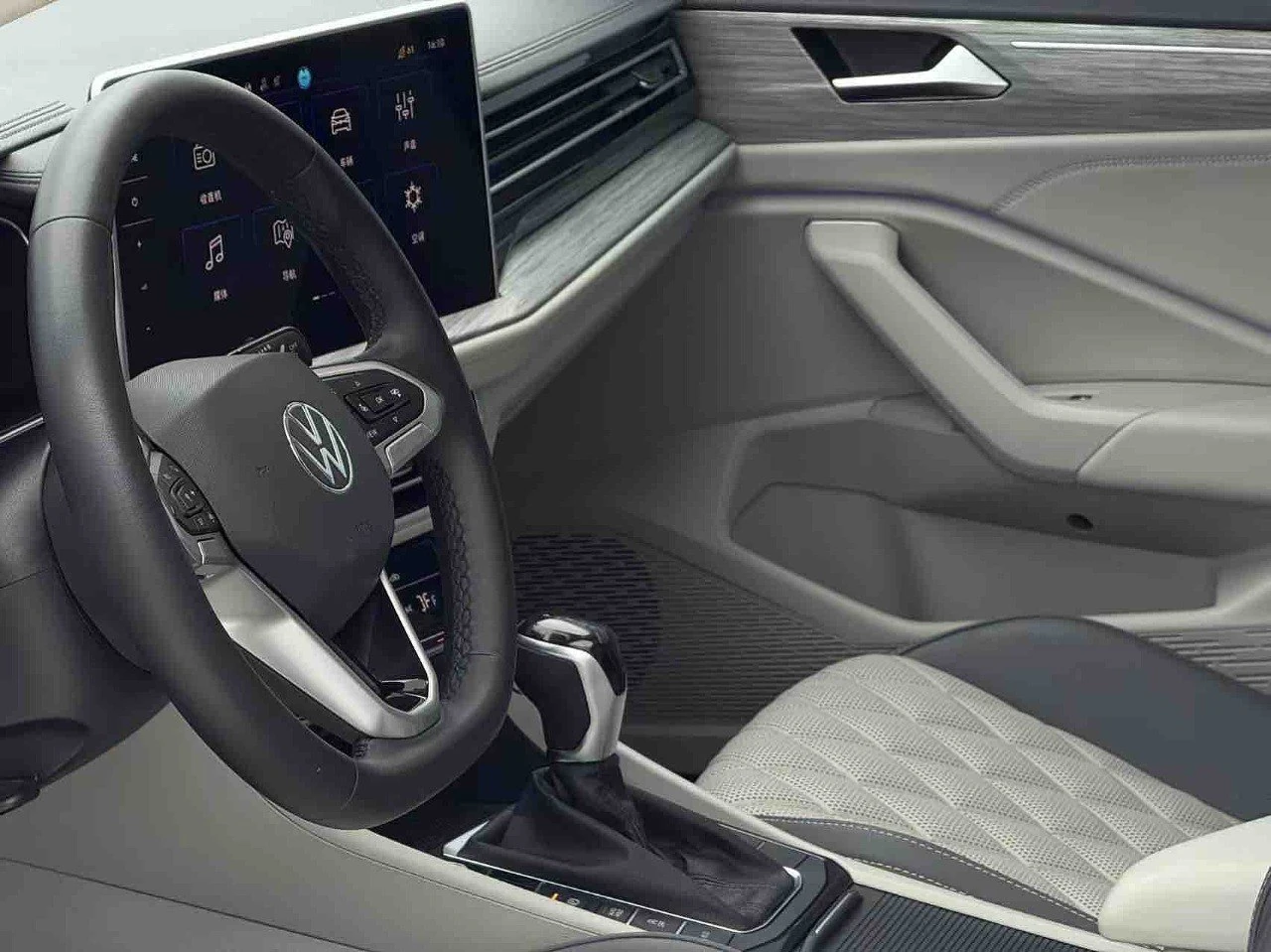 Volkswagen Sagitar, 2022г, передний привод, робот