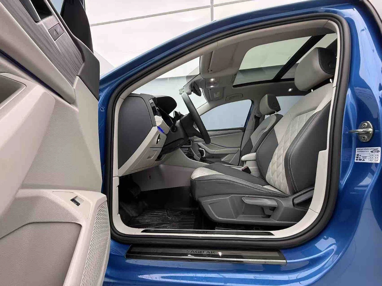 Volkswagen Sagitar, 2022г, передний привод, робот