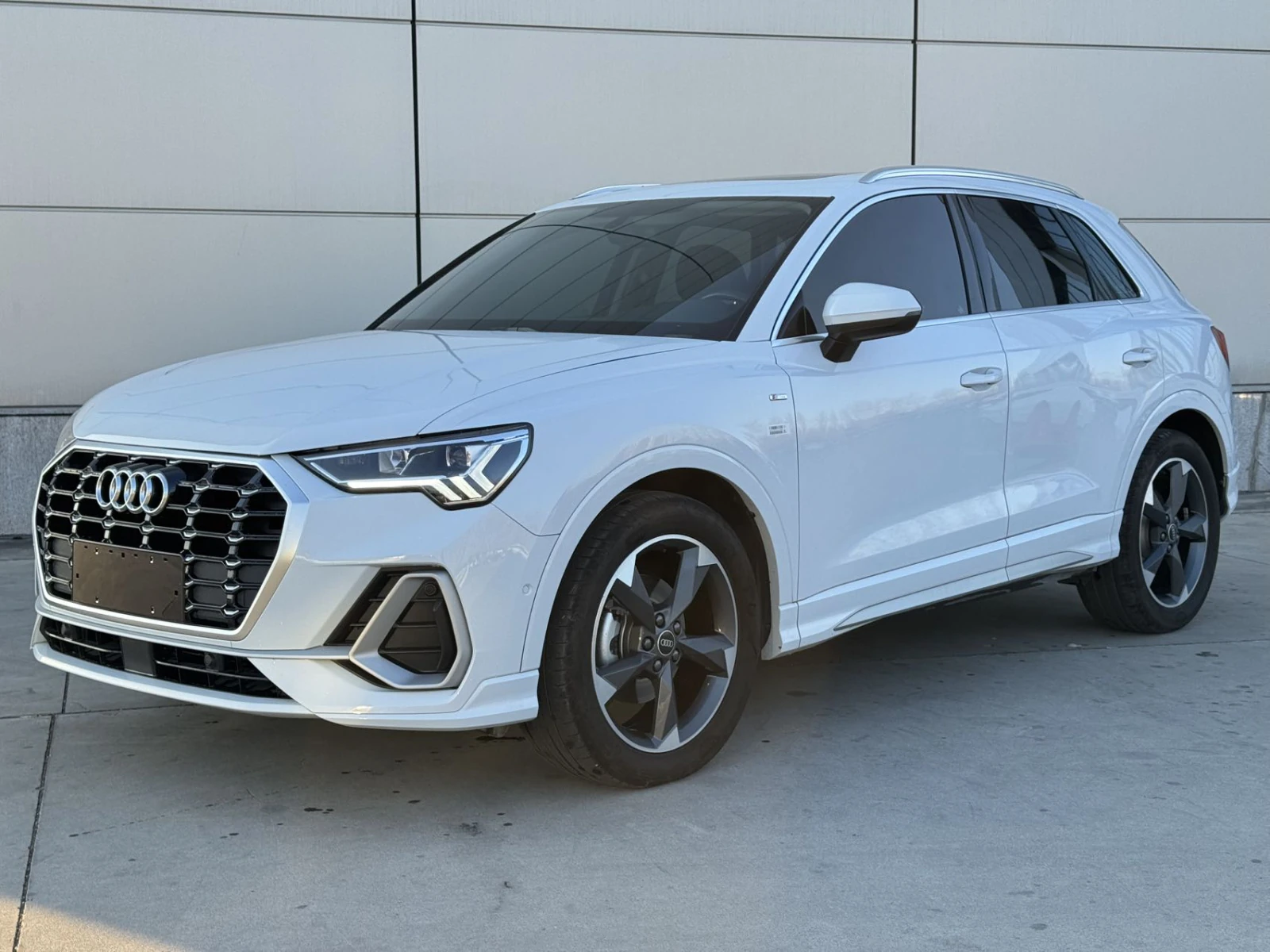 Audi Q3, 2023г, передний привод, робот