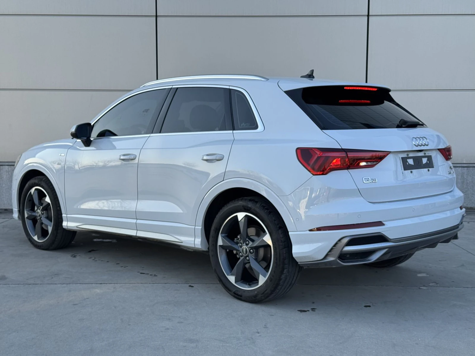 Audi Q3, 2023г, передний привод, робот